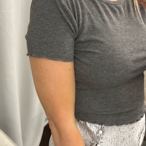 Gray Ribbed Women's Ruffle Hem Top - Picture 4 of 11